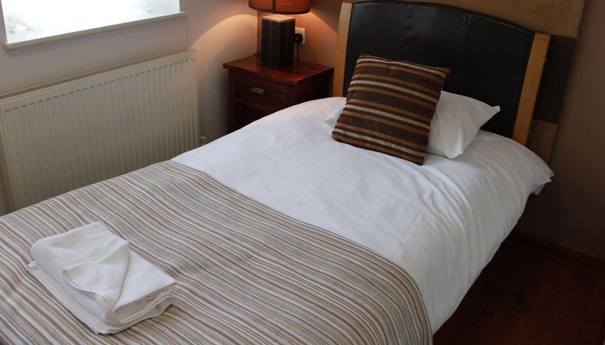 Leaside Hotel Лутон Экстерьер фото